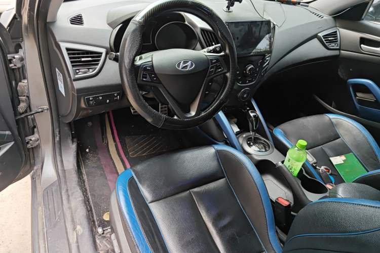 Used Hyundai Veloster 2012 1.6T Automatic Luxury Edition Center Console