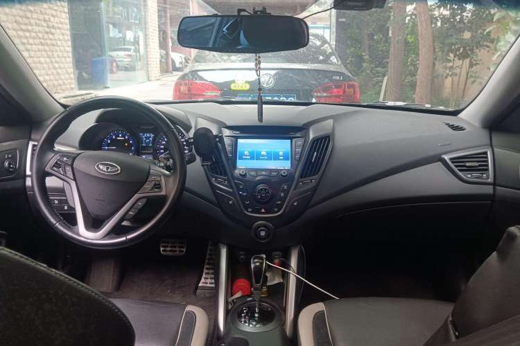 Used Hyundai Veloster 2012 1.6T Automatic Luxury Edition Center Console