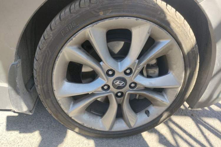 Used Hyundai Veloster 2012 1.6T Automatic Luxury Edition Right Front Wheel Hub