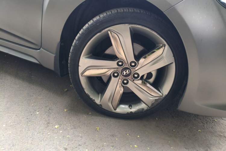 Used Hyundai Veloster 2012 1.6T Automatic Luxury Edition Right Front Wheel Hub