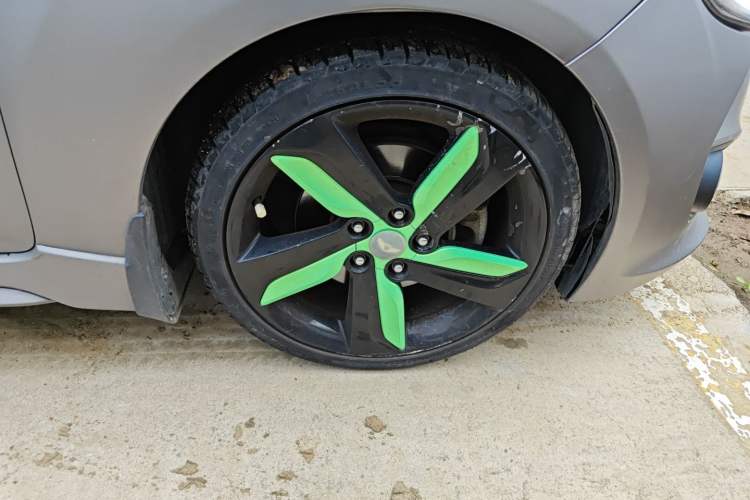 Used Hyundai Veloster 2012 1.6T Automatic Luxury Edition Right Front Wheel Hub