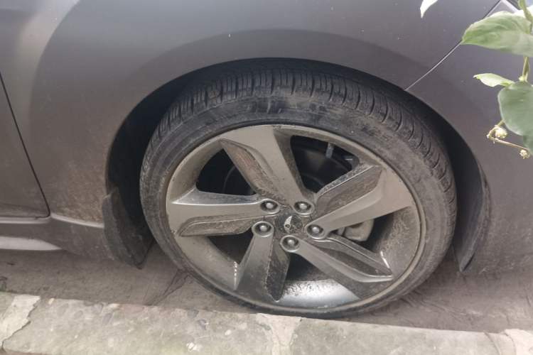 Used Hyundai Veloster 2012 1.6T Automatic Luxury Edition Right Front Wheel Hub