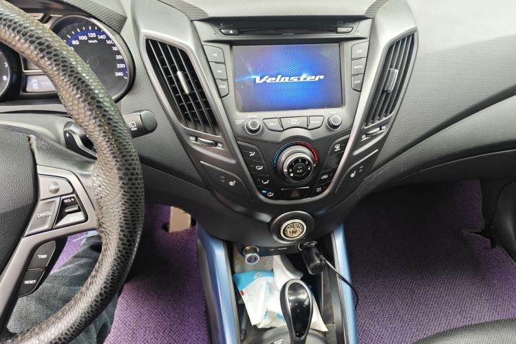 Used Hyundai Veloster 2012 1.6T Automatic Luxury Edition Audio And AC Panel