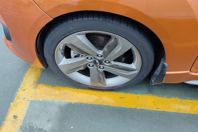 Used Hyundai Veloster 2012 1.6T Automatic Luxury Edition Left Front Wheel Hub