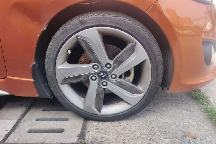 Used Hyundai Veloster 2012 1.6T Automatic Luxury Edition Right Front Wheel Hub