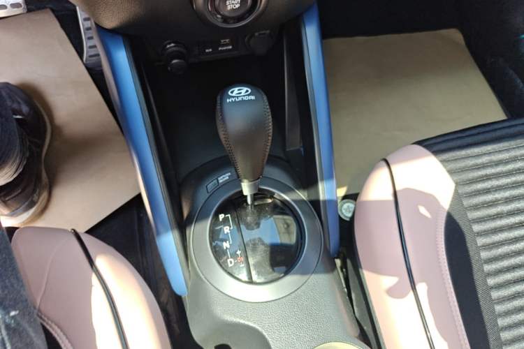 Used Hyundai Veloster 2012 1.6T Automatic Luxury Edition Gear Lever