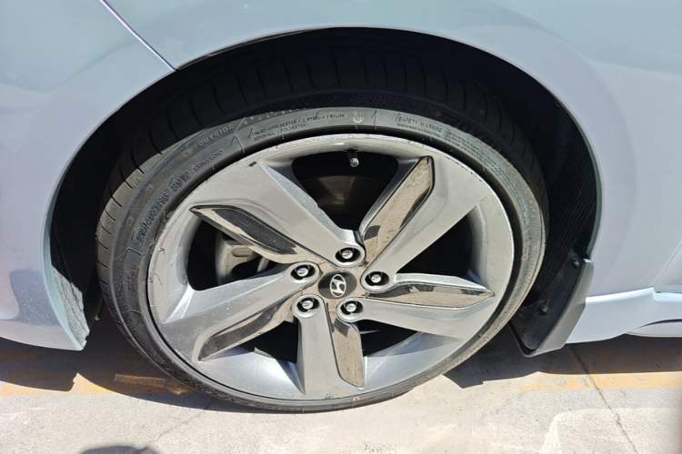 Used Hyundai Veloster 2012 1.6T Automatic Luxury Edition Left Front Wheel Hub