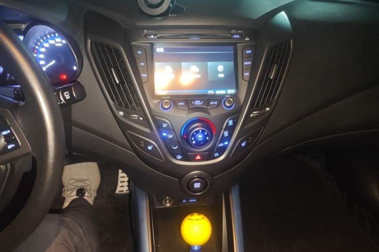 Used Hyundai Veloster 2012 1.6T Automatic Luxury Edition Audio And AC Panel