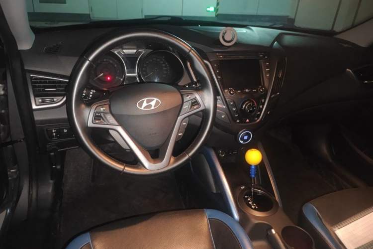 Used Hyundai Veloster 2012 1.6T Automatic Luxury Edition Center Console