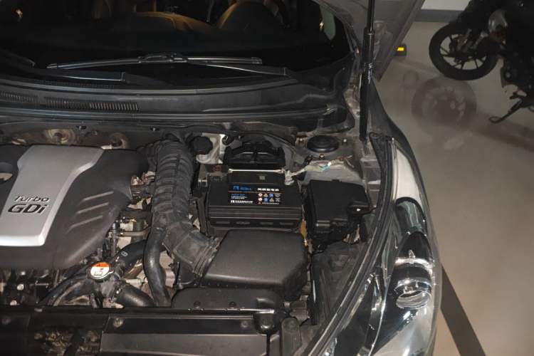 Used Hyundai Veloster 2012 1.6T Automatic Luxury Edition Engine Bay Left