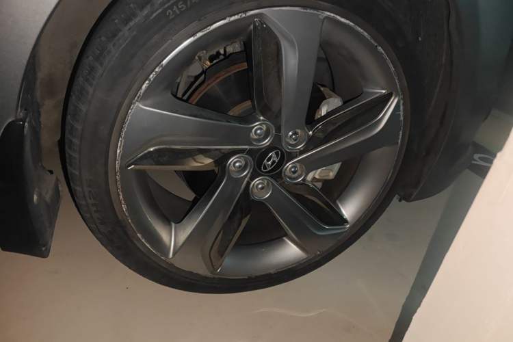 Used Hyundai Veloster 2012 1.6T Automatic Luxury Edition Right Front Wheel Hub