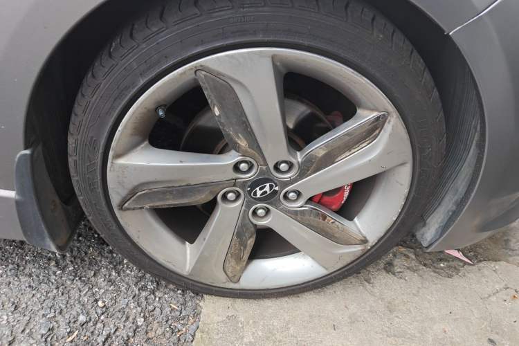 Used Hyundai Veloster 2012 1.6T Automatic Luxury Edition Right Front Wheel Hub