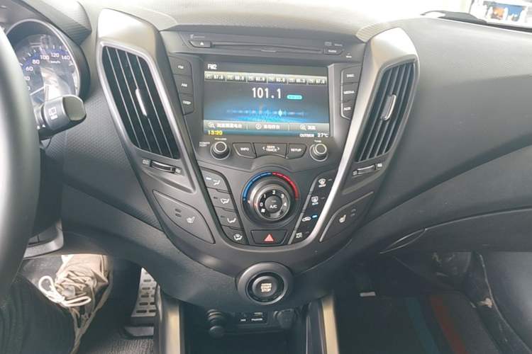 Used Hyundai Veloster 2012 1.6T Automatic Luxury Edition Audio And AC Panel