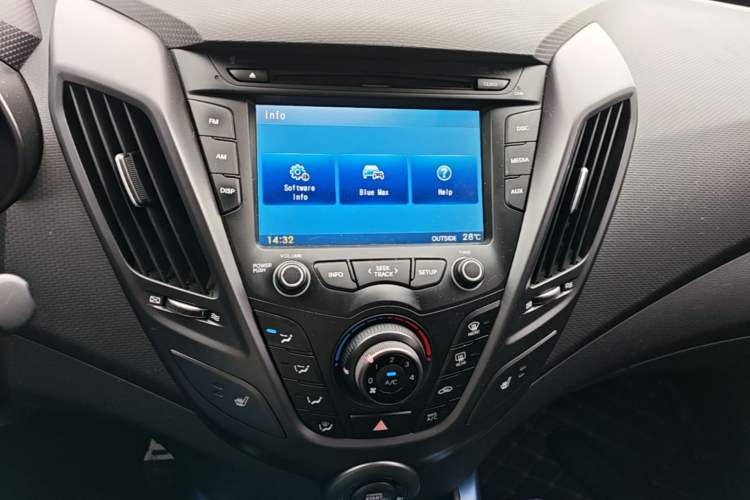 Used Hyundai Veloster 2012 1.6T Automatic Luxury Edition Audio And AC Panel