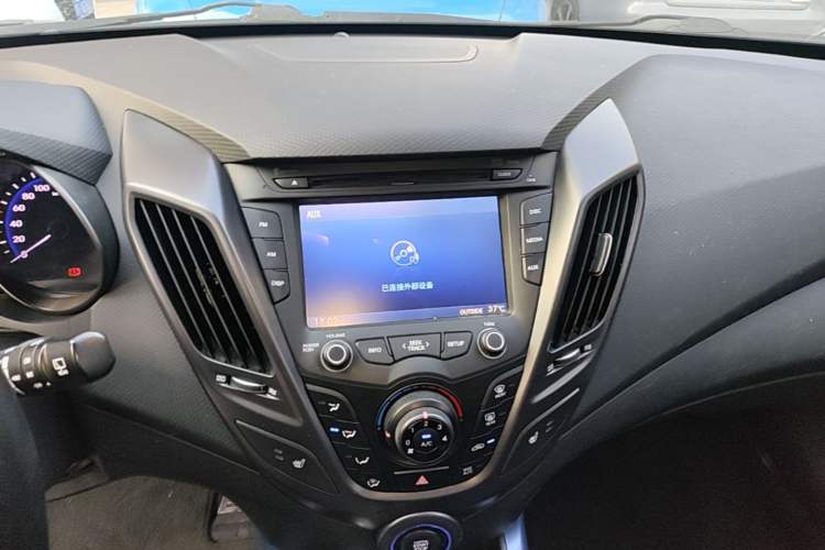 Used Hyundai Veloster 2012 1.6T Automatic Luxury Edition Audio And AC Panel