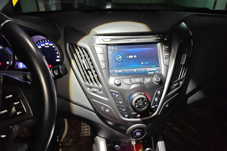 Used Hyundai Veloster 2012 1.6T Automatic Luxury Edition Audio And AC Panel