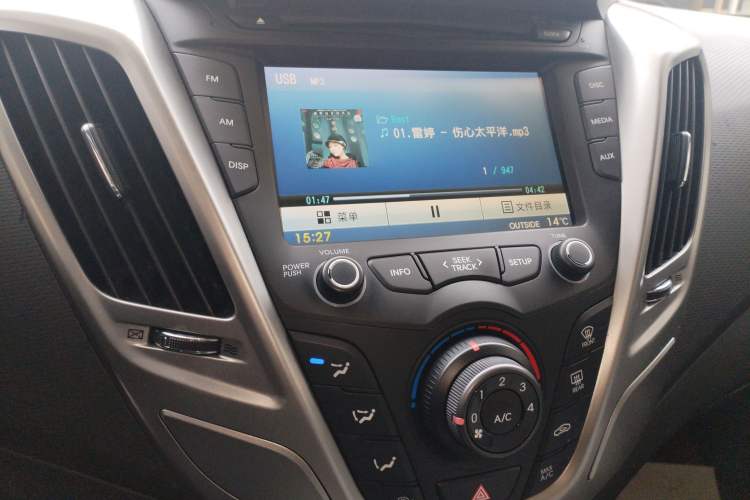 Used Hyundai Veloster 2012 1.6L Automatic Luxury Edition Audio And AC Panel