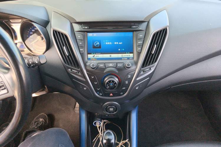 Used Hyundai Veloster 2012 1.6T Automatic Luxury Edition Audio And AC Panel