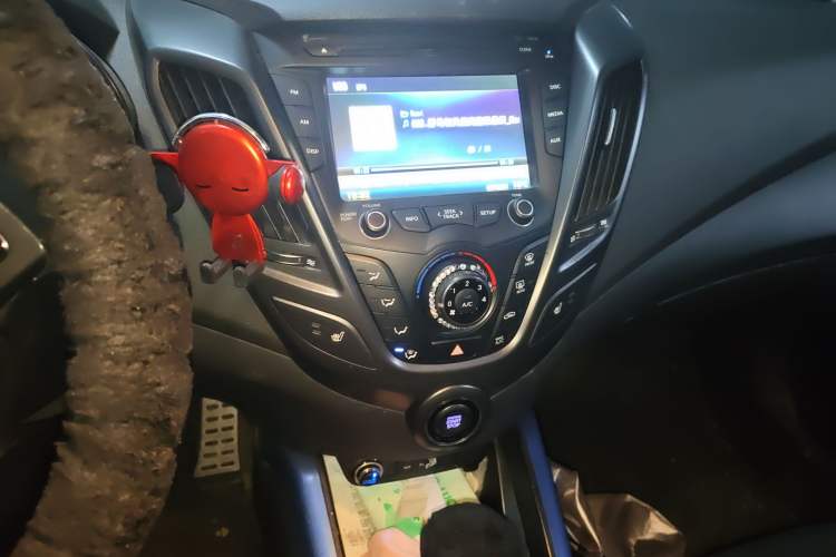 Used Hyundai Veloster 2012 1.6T Automatic Luxury Edition Audio And AC Panel