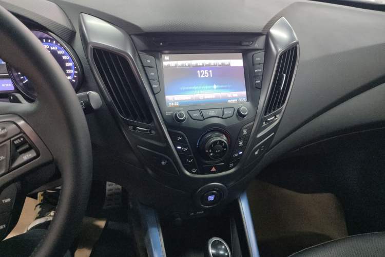 Used Hyundai Veloster 2012 1.6T Automatic Luxury Edition Audio And AC Panel