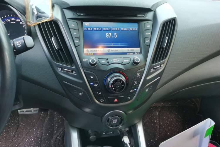 Used Hyundai Veloster 2012 1.6T Automatic Luxury Edition Audio And AC Panel