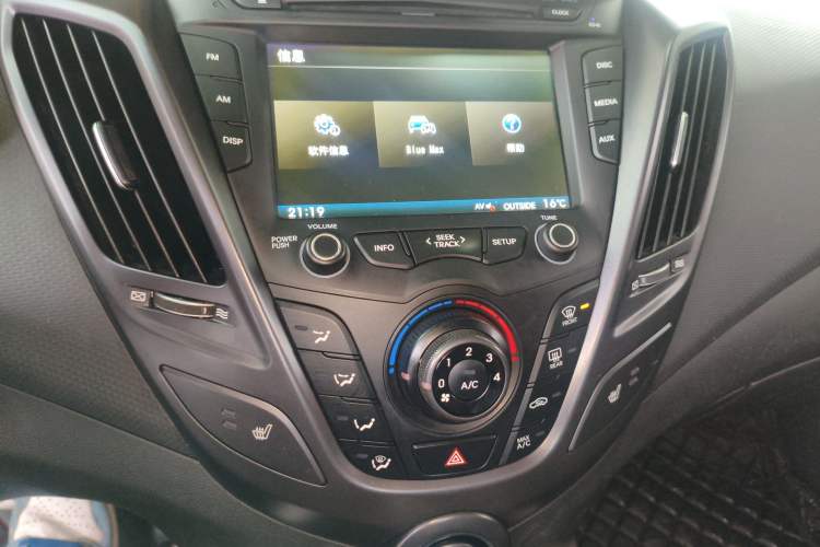 Used Hyundai Veloster 2012 1.6T Automatic Luxury Edition Audio And AC Panel