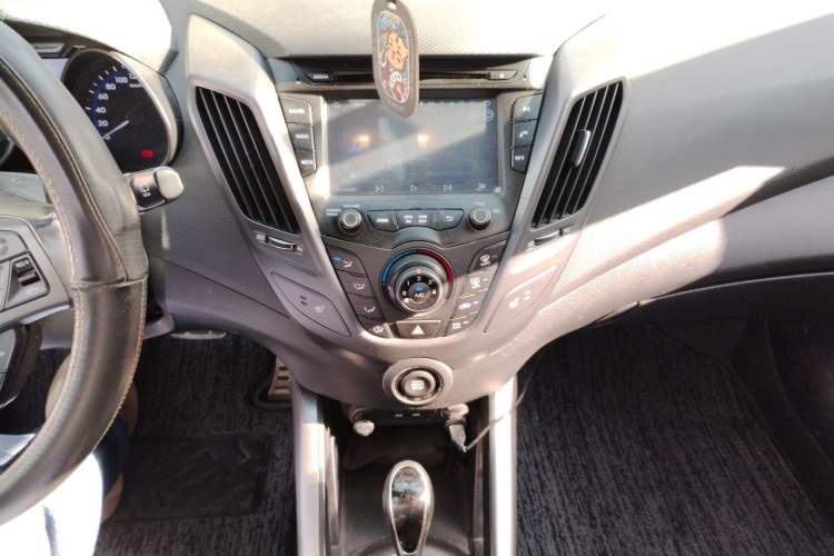 Used Hyundai Veloster 2012 1.6T Automatic Luxury Edition Audio And AC Panel