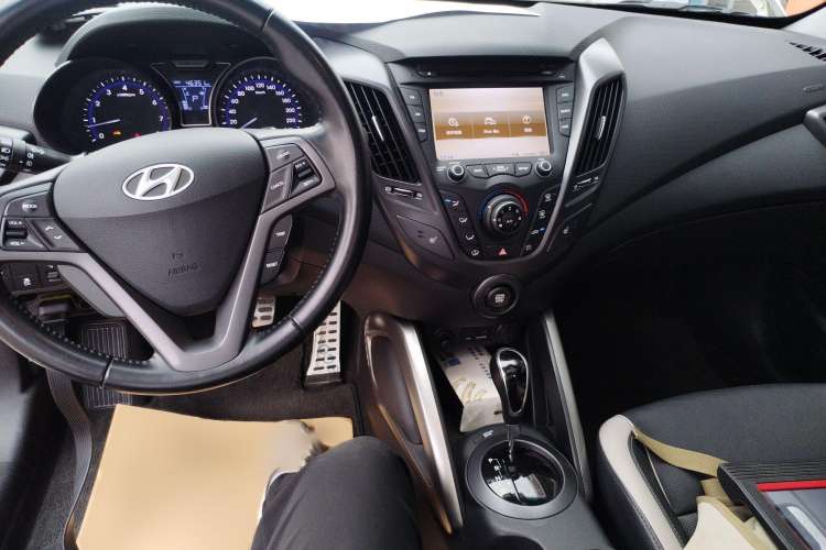 Used Hyundai Veloster 2012 1.6T Automatic Luxury Edition Center Console