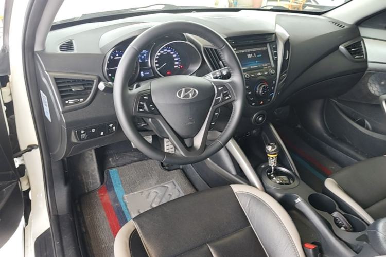 Used Hyundai Veloster 2012 1.6T Automatic Luxury Edition Center Console