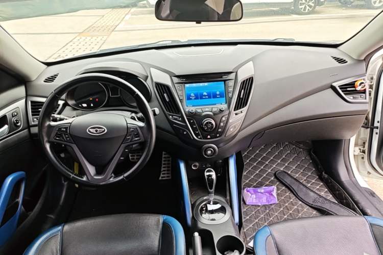 Used Hyundai Veloster 2012 1.6T Automatic Luxury Edition Center Console