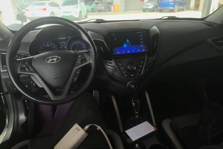 Used Hyundai Veloster 2012 1.6T Automatic Luxury Edition Center Console
