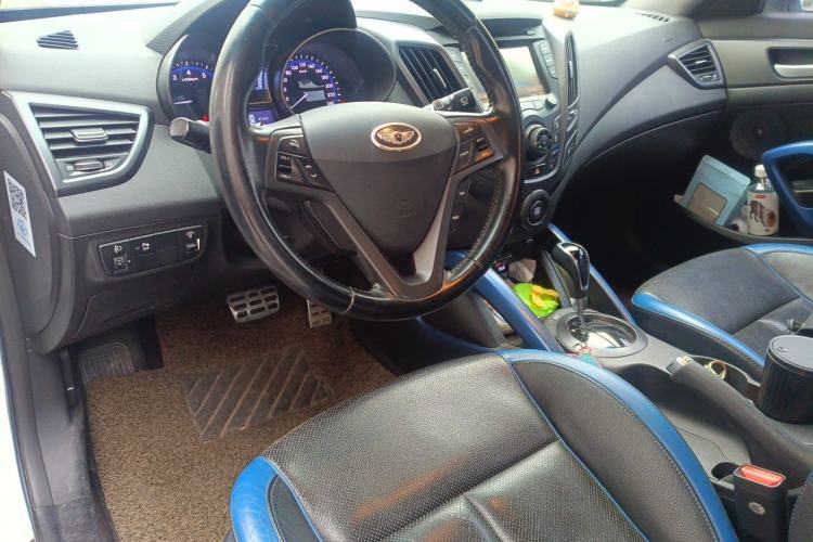 Used Hyundai Veloster 2012 1.6T Automatic Luxury Edition Center Console