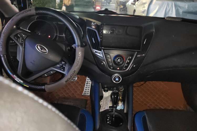 Used Hyundai Veloster 2012 1.6T Automatic Luxury Edition Center Console