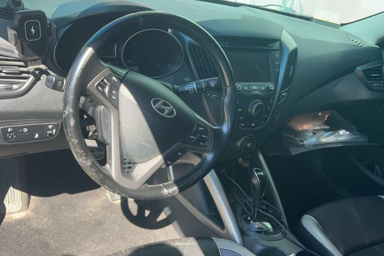 Used Hyundai Veloster 2012 1.6T Automatic Luxury Edition Center Console
