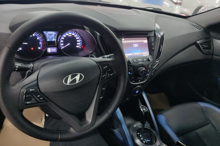 Used Hyundai Veloster 2012 1.6T Automatic Luxury Edition Center Console