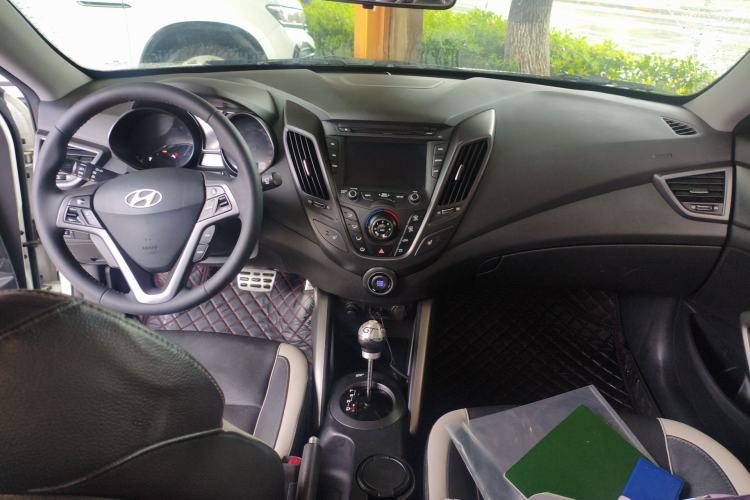 Used Hyundai Veloster 2012 1.6T Automatic Luxury Edition Center Console