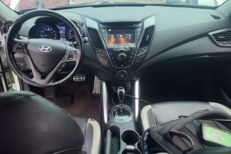Used Hyundai Veloster 2012 1.6T Automatic Luxury Edition Center Console
