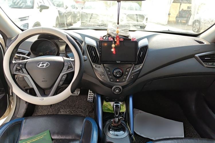 Used Hyundai Veloster 2012 1.6T Automatic Luxury Edition Center Console