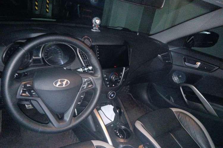 Used Hyundai Veloster 2012 1.6T Automatic Luxury Edition Center Console