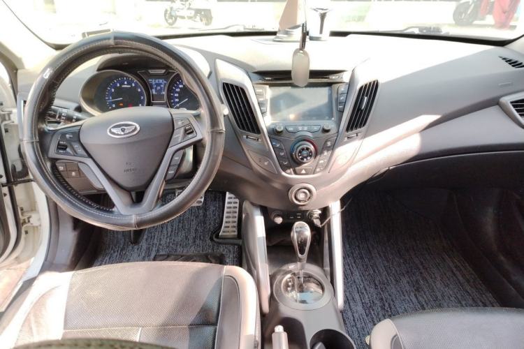 Used Hyundai Veloster 2012 1.6T Automatic Luxury Edition Center Console