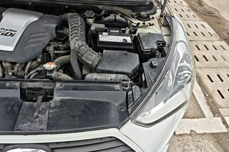 Used Hyundai Veloster 2012 1.6T Automatic Luxury Edition Engine Bay Left