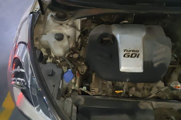 Used Hyundai Veloster 2012 1.6T Automatic Luxury Edition Engine Bay Right