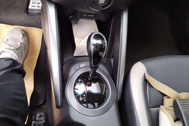 Used Hyundai Veloster 2012 1.6T Automatic Luxury Edition Gear Lever