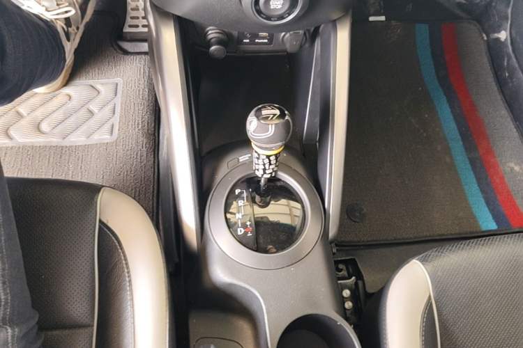 Used Hyundai Veloster 2012 1.6T Automatic Luxury Edition Gear Lever
