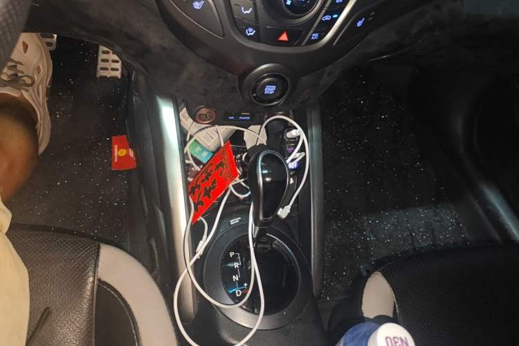 Used Hyundai Veloster 2012 1.6T Automatic Luxury Edition Gear Lever