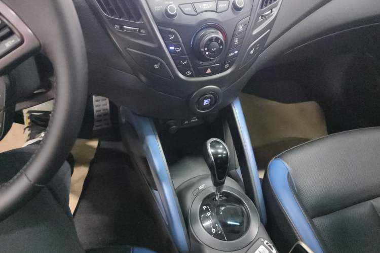 Used Hyundai Veloster 2012 1.6T Automatic Luxury Edition Gear Lever