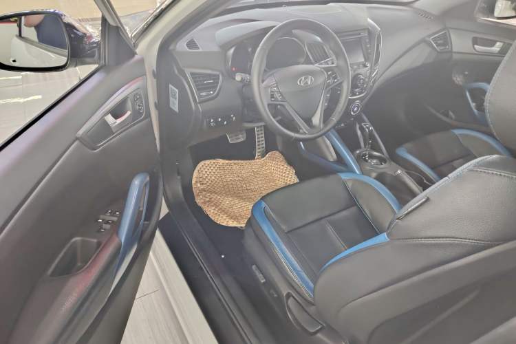 Used Hyundai Veloster 2012 1.6T Automatic Luxury Edition Interior 2