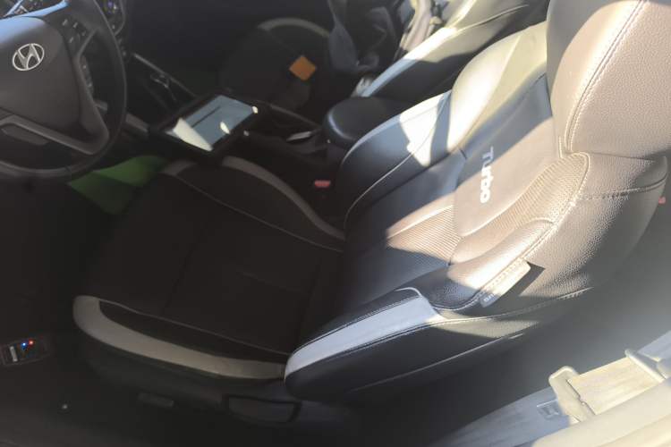 Used Hyundai Veloster 2012 1.6T Automatic Luxury Edition Interior 4