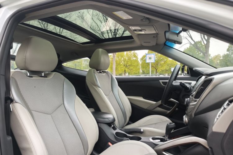 Used Hyundai Veloster 2012 1.6L Automatic Luxury Edition Interior 6