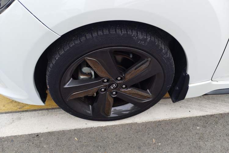 Used Hyundai Veloster 2012 1.6T Automatic Luxury Edition Left Front Wheel Hub